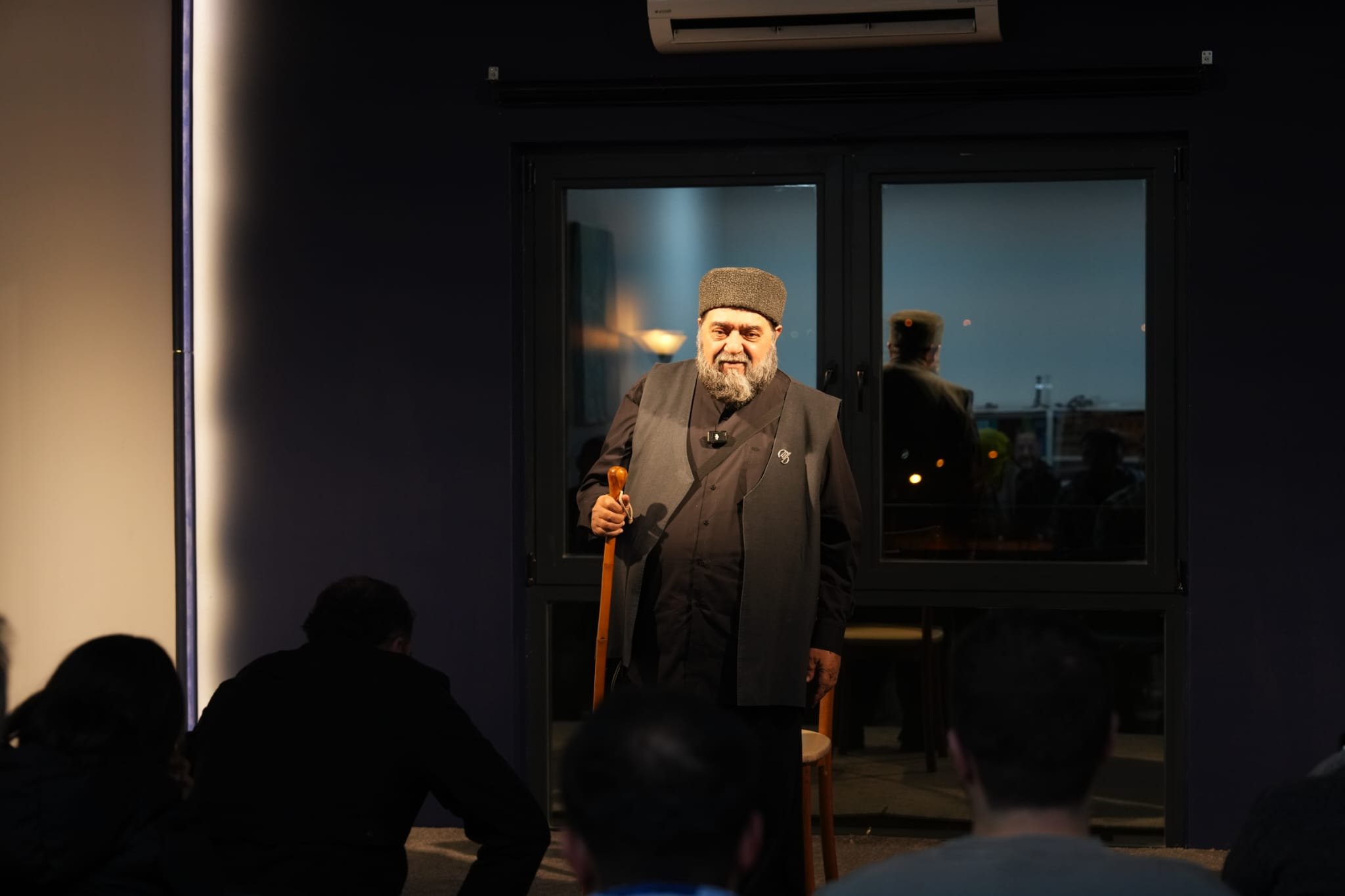 Kültürevi sahnesinde meddah gösterisi